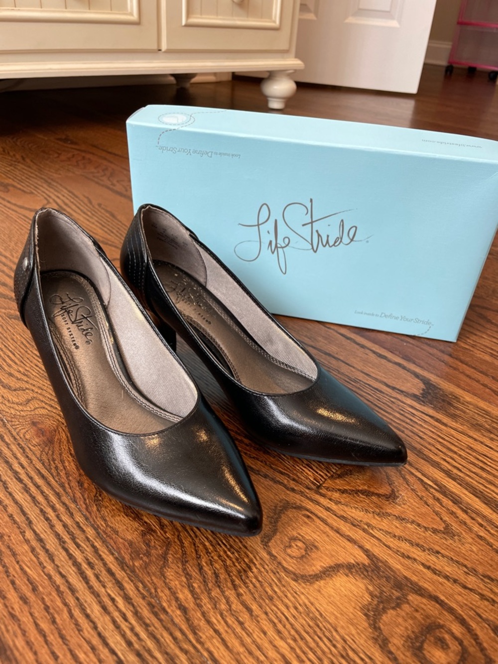 Life Stride Black Pointed Toe Heeled Pumps